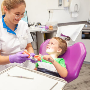 Kindje komt op Jonge leeftijd bij de tandarts in Laren
